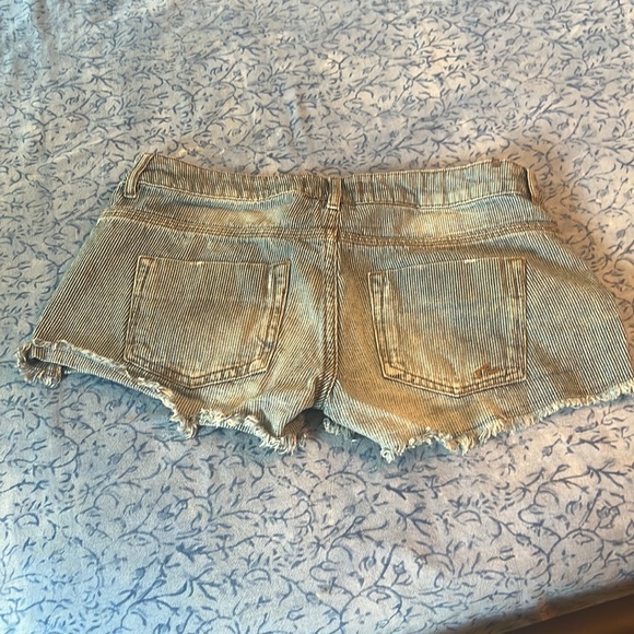 Short shorts - Picture 2 of 4